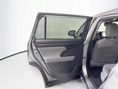Used 2020 Toyota Highlander L image 26