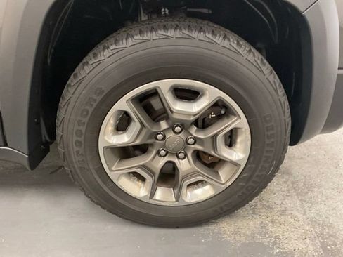 Used 2019 Jeep Cherokee Trailhawk AWD/4WD image 30
