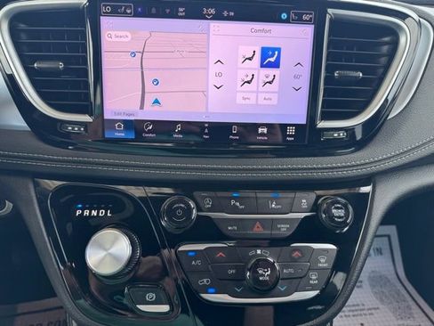 Used 2025 Chrysler Pacifica Limited FWD image 9