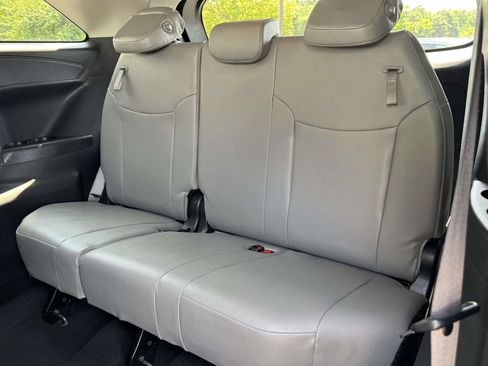 Used 2025 Toyota Sienna XLE FWD image 17