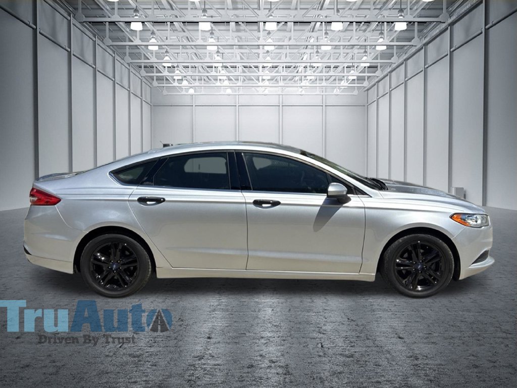 Used 2018 Ford Fusion SE w/ Fusion SE Technology Package FWD image 9