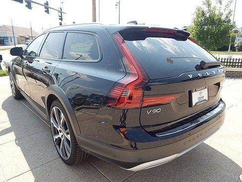 New 2025 Volvo V90 B6 Cross Country Ultra w/ Protection Package Premier image 10