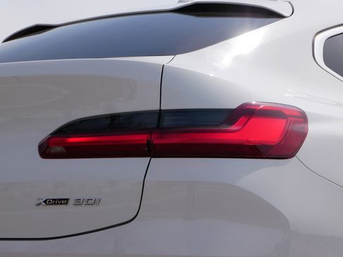 Used 2023 BMW X4 xDrive30i w/ Convenience Package image 16