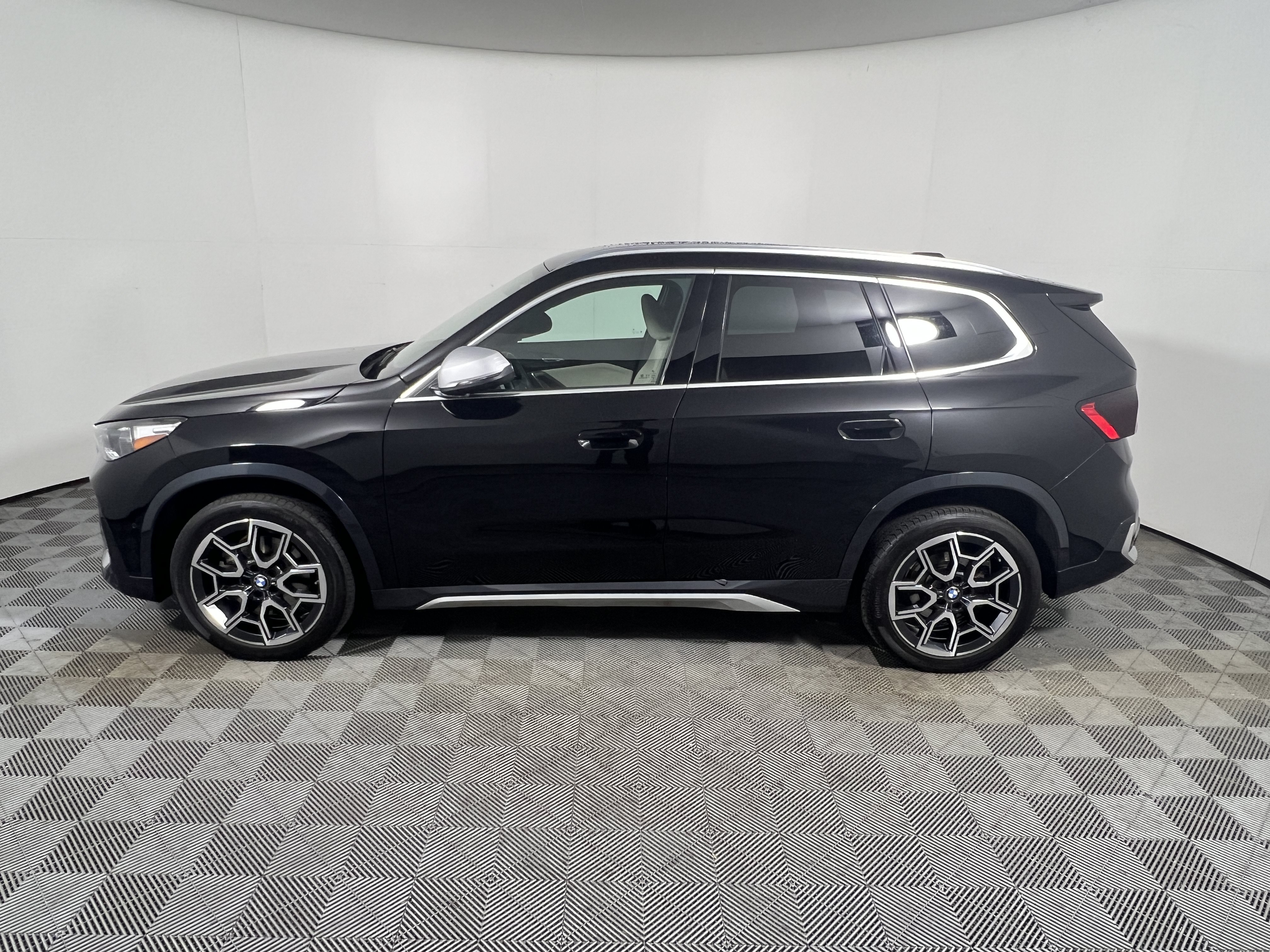 Used 2024 BMW X1 xDrive28i w/ Convenience Package AWD/4WD image 2