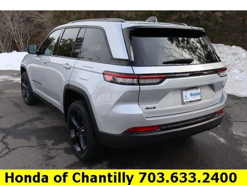 Used 2024 Jeep Grand Cherokee Altitude image 5