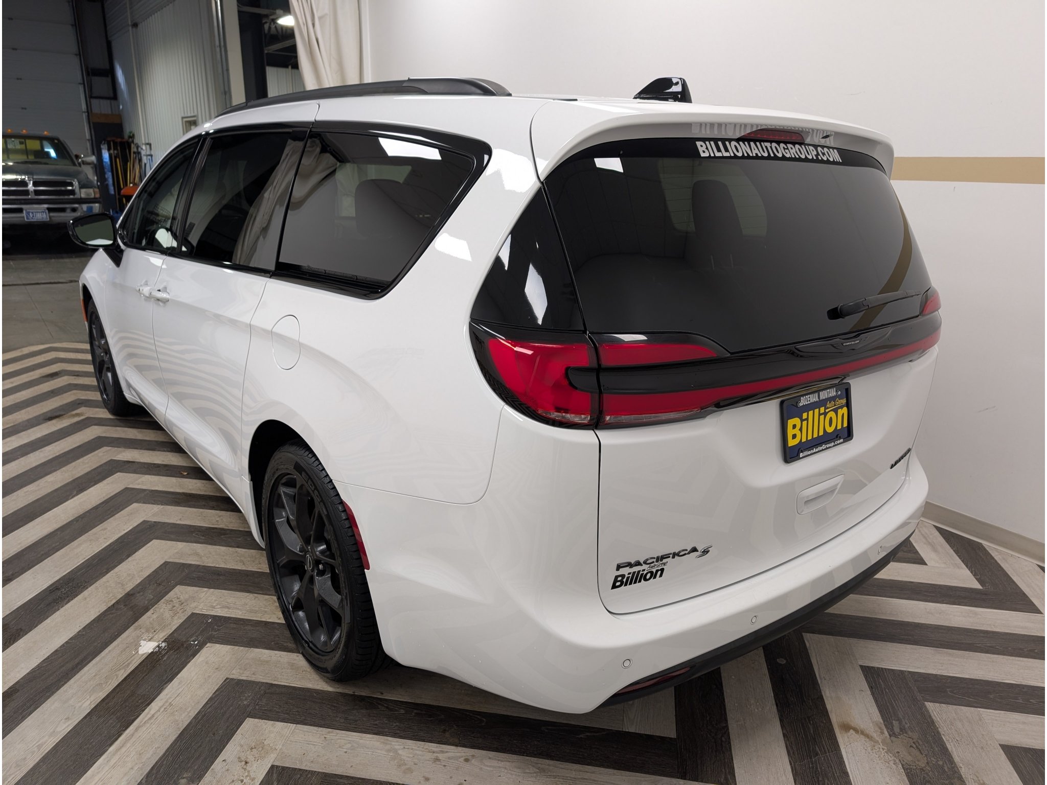 Used 2025 Chrysler Pacifica Limited FWD image 25