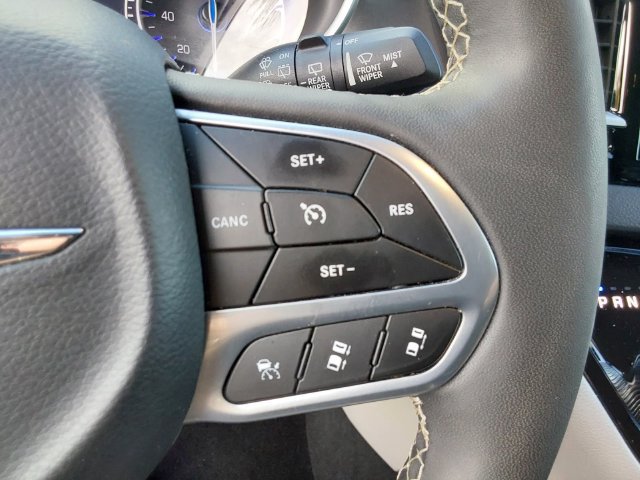 Used 2024 Chrysler Pacifica Touring-L FWD image 31