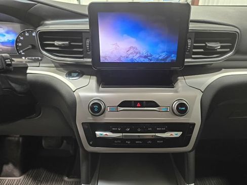 Used 2023 Ford Explorer XLT w/ Equipment Group 202A AWD/4WD image 25