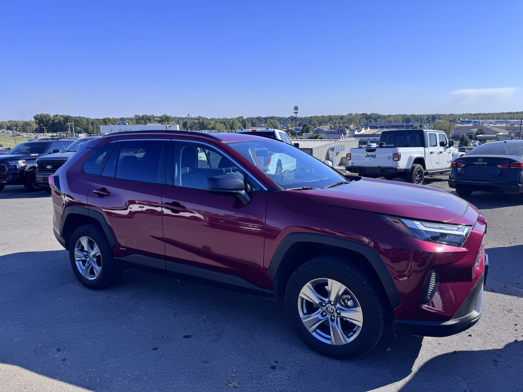 Used 2025 Toyota RAV4 LE AWD/4WD image 4