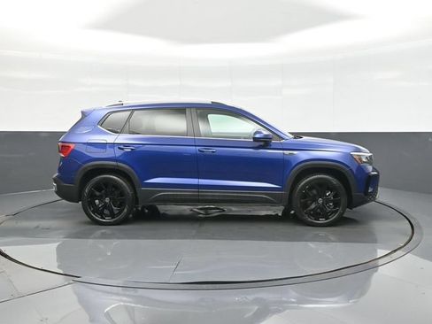 Used 2023 Volkswagen Taos SE w/ Panoramic Sunroof Package FWD image 8