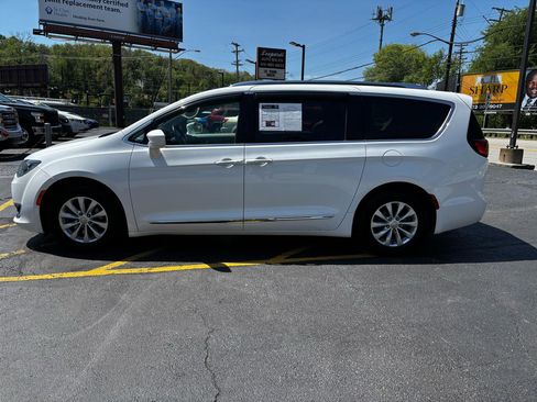 Used 2018 Chrysler Pacifica Touring-L FWD image 4