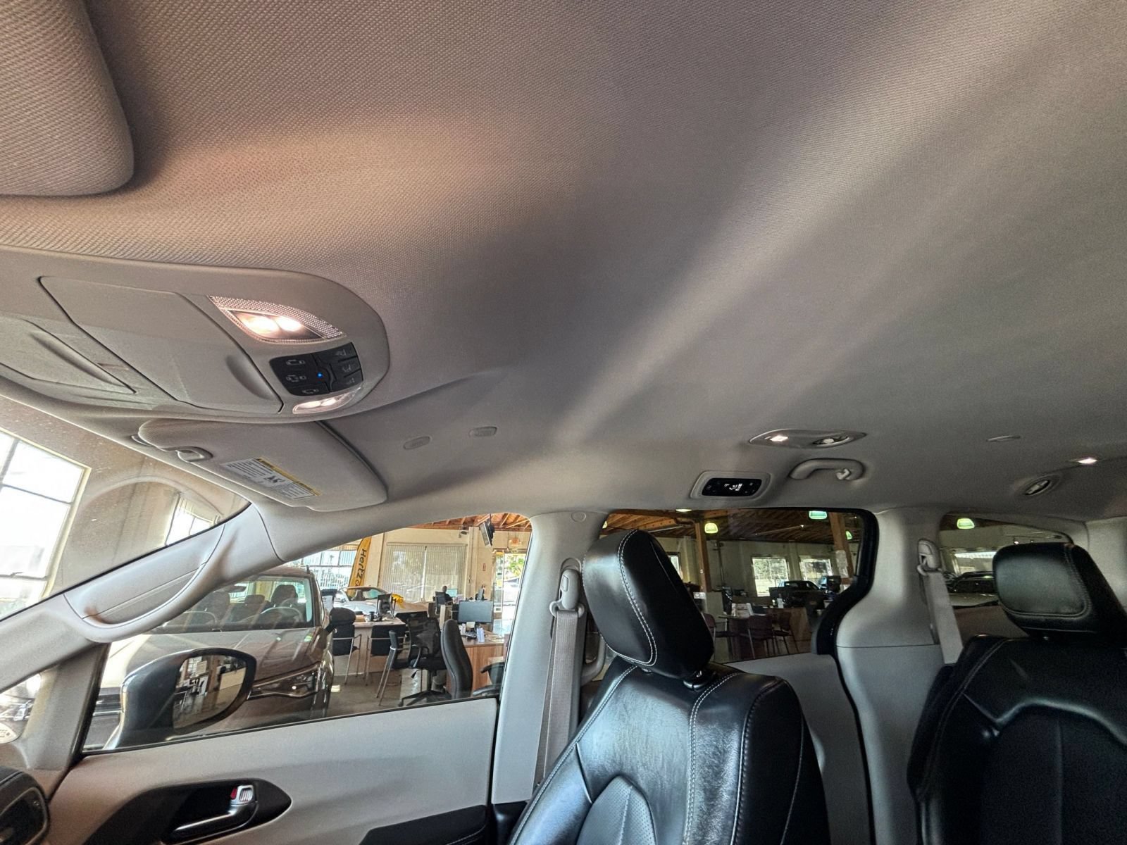 Used 2023 Chrysler Pacifica Touring-L FWD image 31