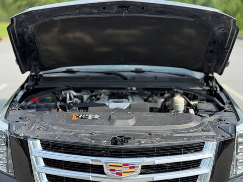 Used 2018 Cadillac Escalade Premium Luxury RWD image 50