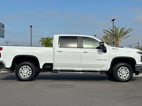 Used 2024 Chevrolet Silverado 2500 LT AWD/4WD image 3