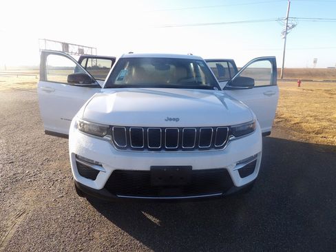 Used 2023 Jeep Grand Cherokee Limited image 17