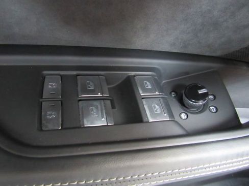 Used 2019 Audi e-tron Prestige w/ Prestige Package image 42