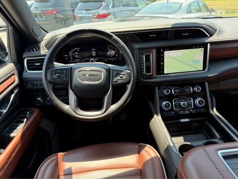 Used 2023 GMC Yukon XL Denali Ultimate AWD/4WD image 10