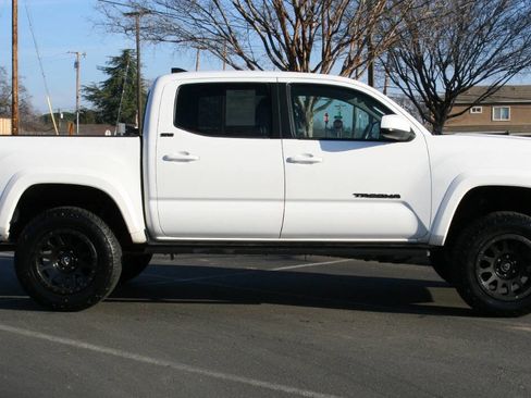 Used 2017 Toyota Tacoma SR5 image 4