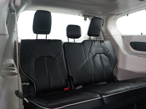 Used 2024 Chrysler Pacifica Limited image 13