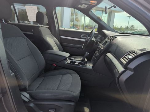 Used 2017 Ford Explorer XLT image 22
