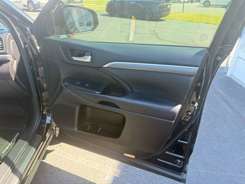 Used 2018 Toyota Highlander SE image 51
