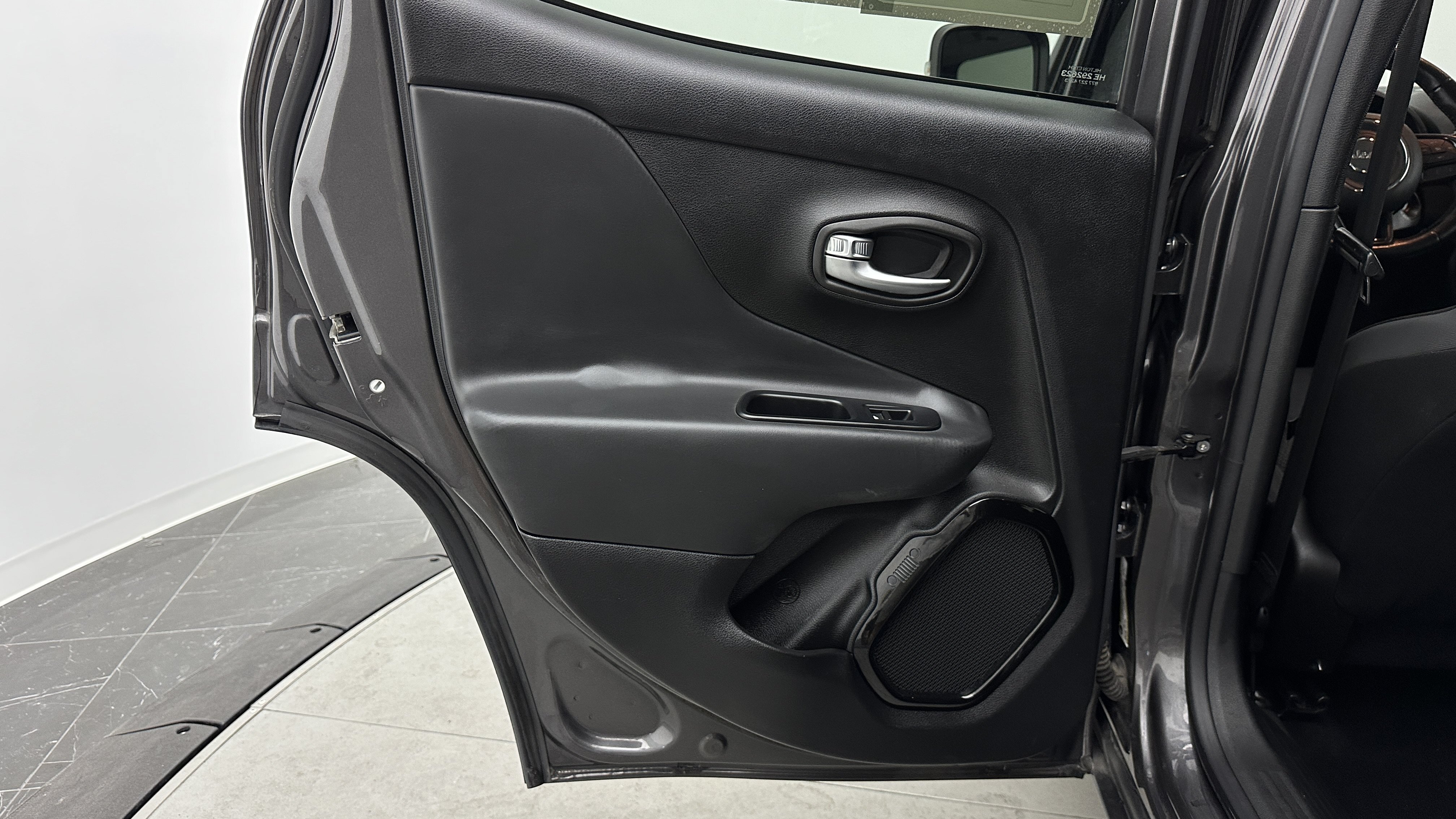 Used 2018 Jeep Renegade Altitude FWD image 28