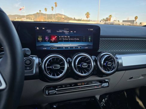 Used 2025 Mercedes-Benz GLB 250 4MATIC image 27