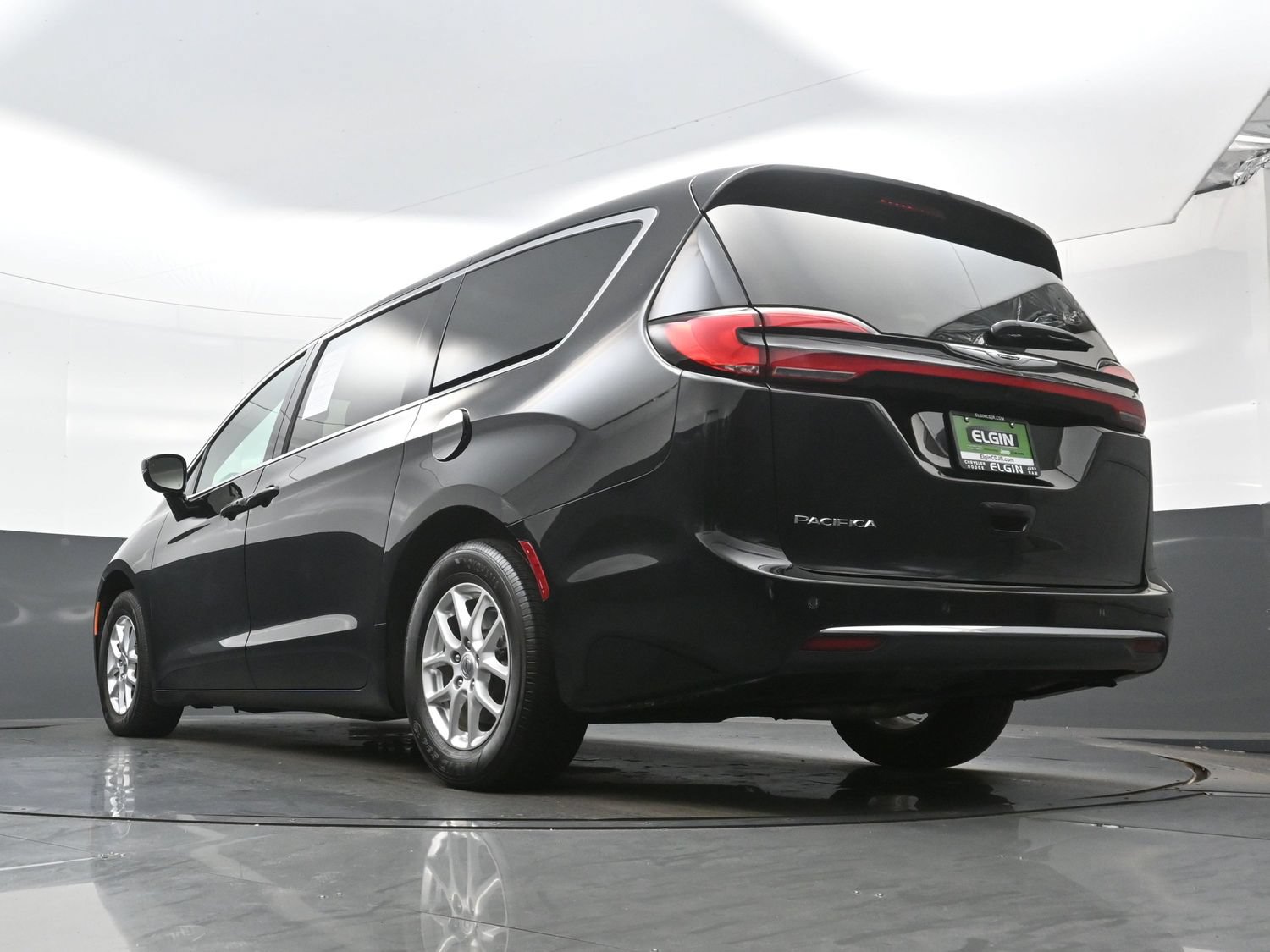 Used 2024 Chrysler Pacifica Touring FWD image 32