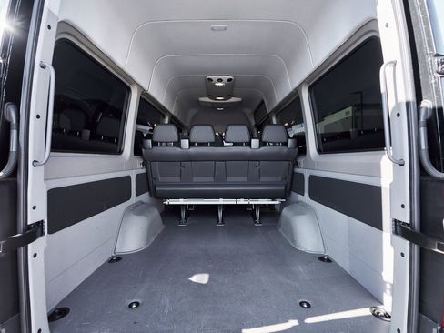 Used 2018 Mercedes-Benz Sprinter 2500 image 18