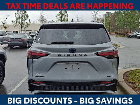 Used 2025 Toyota Sienna XSE w/ XSE Plus Package image 6