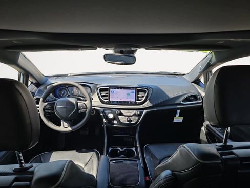 Used 2024 Chrysler Pacifica Limited w/ Uconnect Theater Family Group image 16