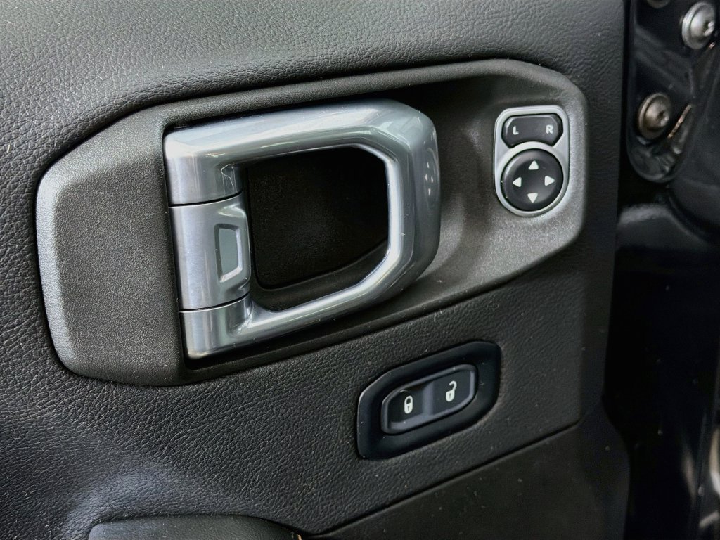 Used 2024 Jeep Wrangler Unlimited Sahara AWD/4WD image 18