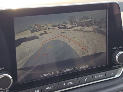 Used 2024 Nissan Rogue SV image 3