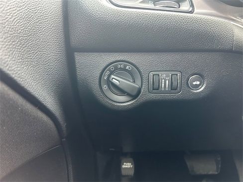 Used 2022 Dodge Challenger SXT image 23