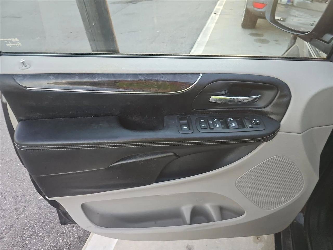 Used 2012 Chrysler Town & Country Touring FWD image 9