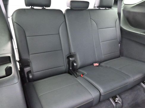 Used 2025 Chevrolet Traverse High Country FWD image 35