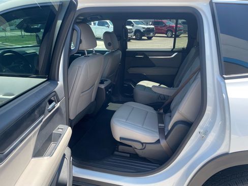 Used 2026 GMC Acadia Elevation w/ Elevation Premium Package FWD image 5