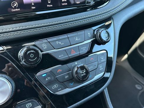 Used 2025 Chrysler Pacifica Limited FWD image 19