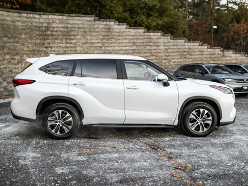 Certified 2023 Toyota Highlander XLE image 5