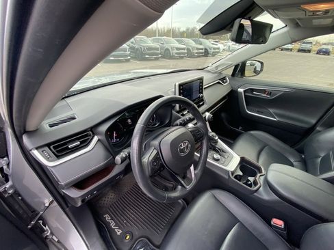 Used 2019 Toyota RAV4 Limited image 9