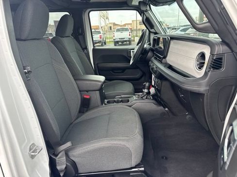 Used 2025 Jeep Wrangler Unlimited Sahara AWD/4WD image 18