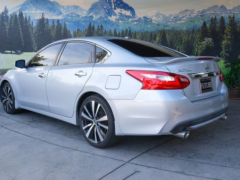 Used 2016 Nissan Altima 3.5 SL w/ 3.5 Technology Package image 4