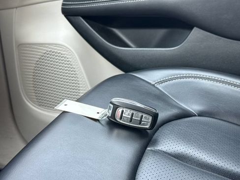 Used 2023 Chrysler Pacifica Touring-L FWD image 25