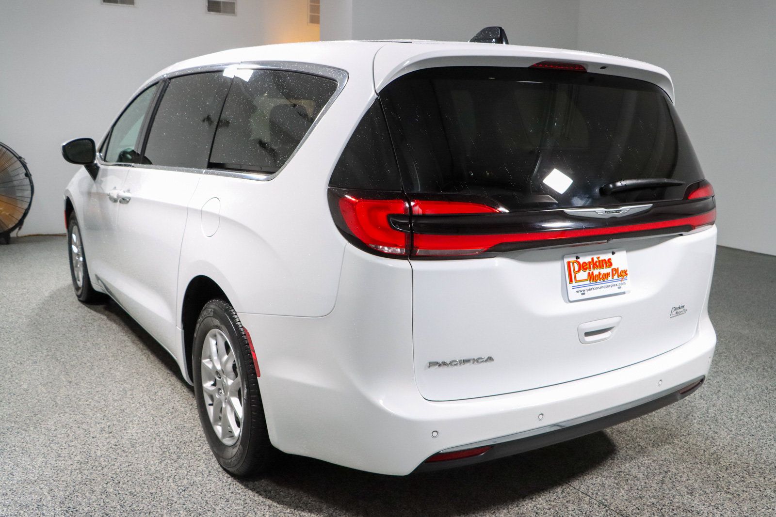 Used 2023 Chrysler Pacifica Touring-L FWD image 9