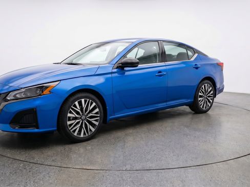Used 2025 Nissan Altima 2.5 SV FWD image 3
