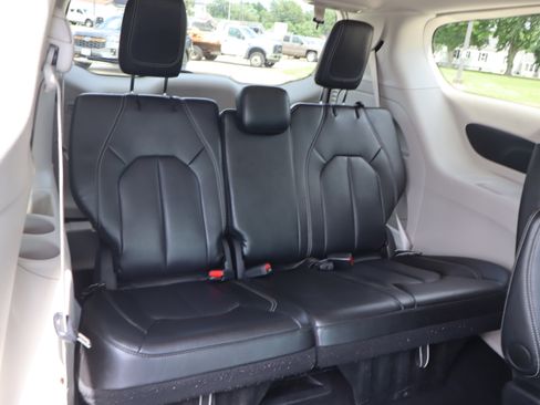 Used 2024 Chrysler Pacifica Touring-L FWD image 12