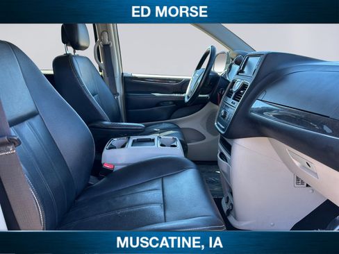 Used 2016 Chrysler Town & Country Touring image 15