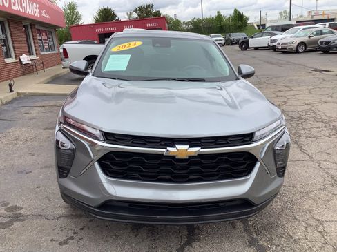 Used 2024 Chevrolet Trax LS w/ LS Convenience Package image 2