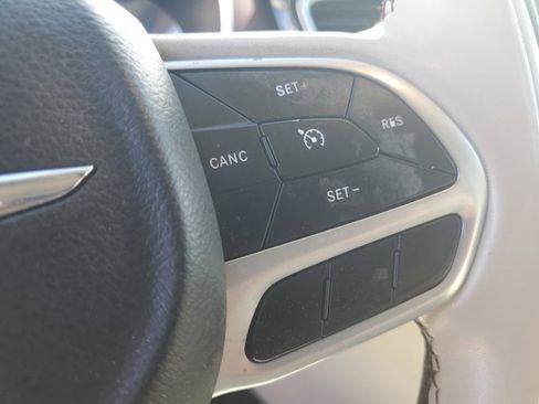 Used 2020 Chrysler Pacifica Limited image 27