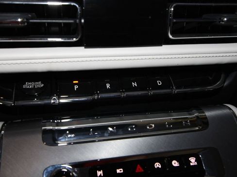 Used 2025 Lincoln Aviator AWD image 17